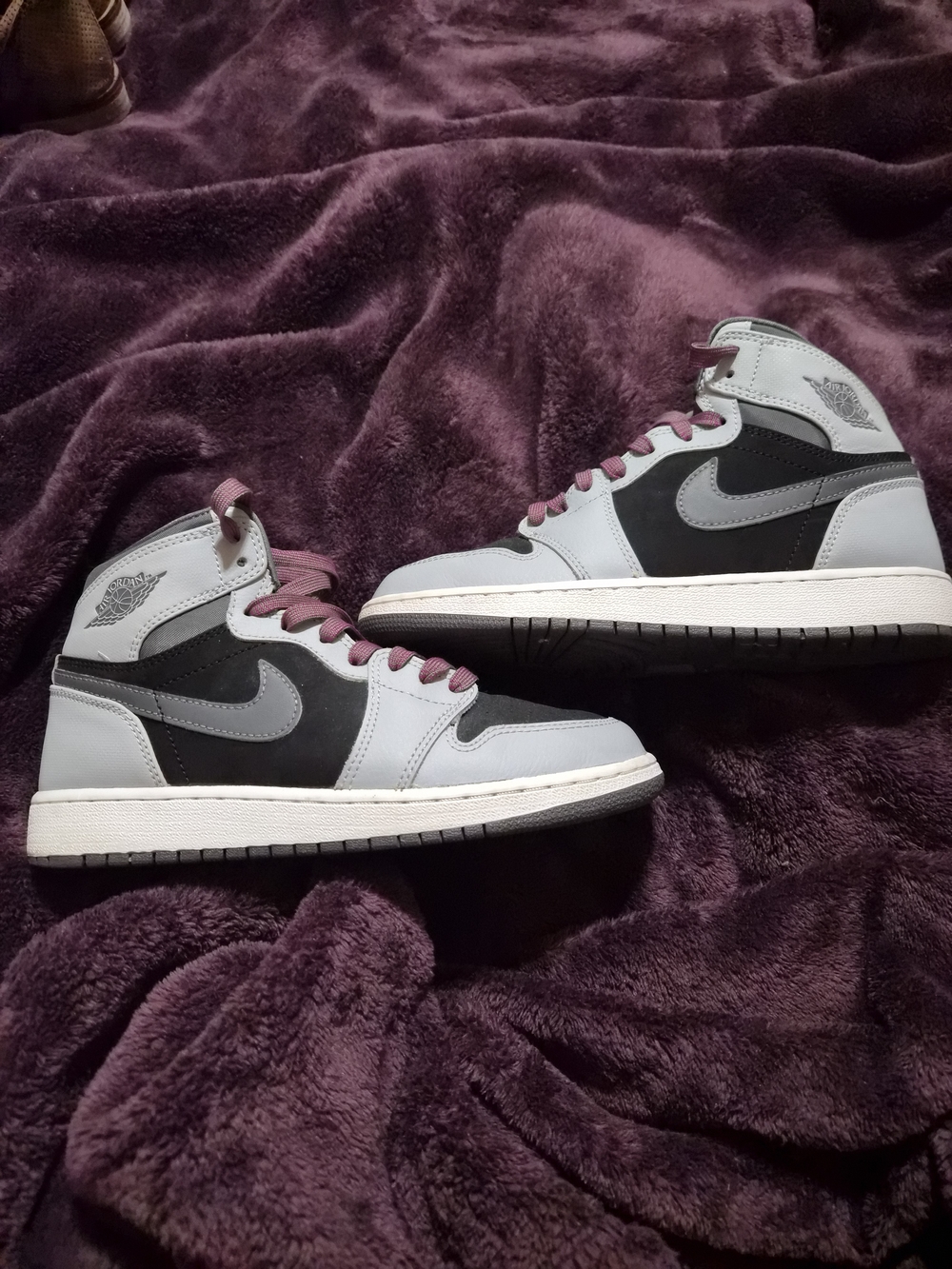 These are Nike Air Jordan 1 Retro High GG "Wolf Grey" sneakers Sz 5Y